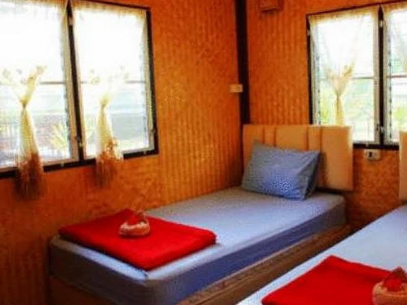 Noble Night Guesthouse Канчанабури Экстерьер фото