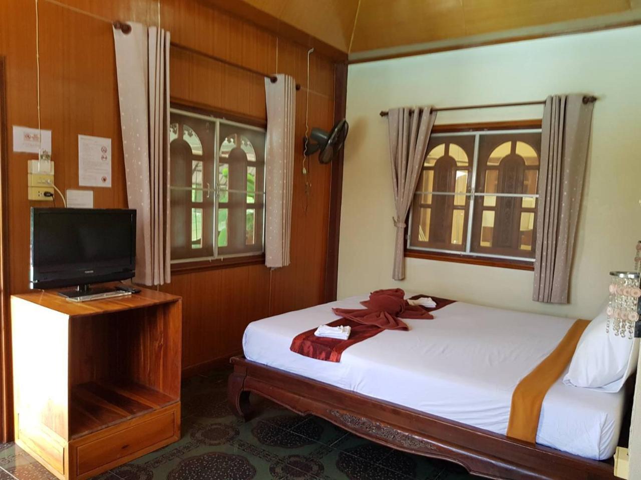 Noble Night Guesthouse Канчанабури Экстерьер фото
